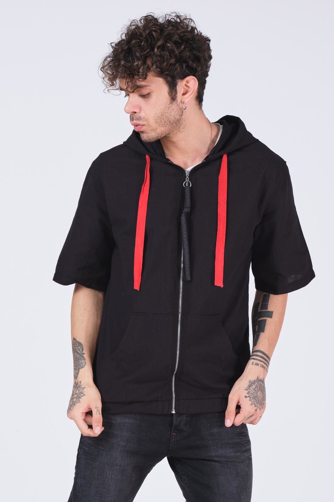 korte-mouwen-vest-zwart-met-rood