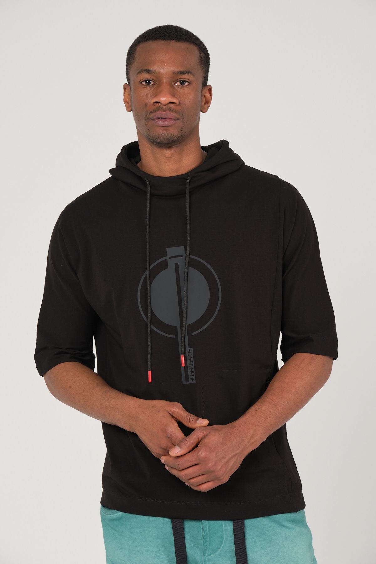 T-shirt met capuchon zwart