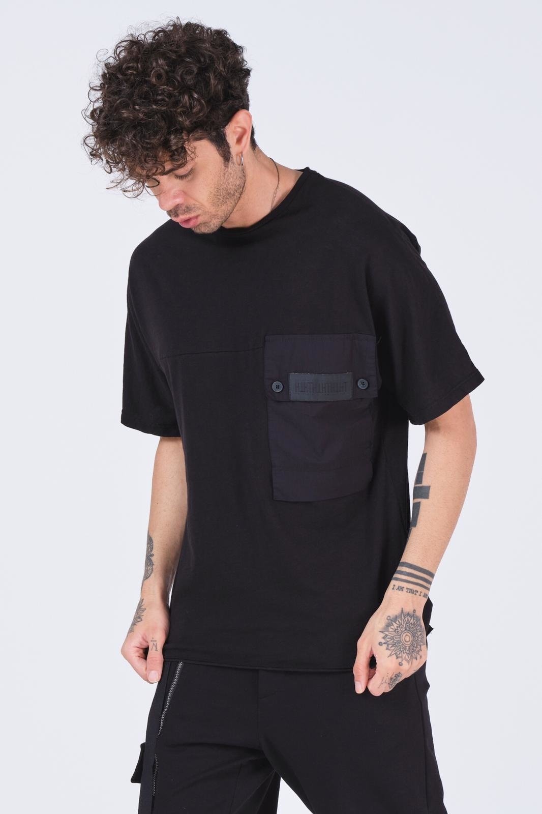 T-shirt zwart met zak